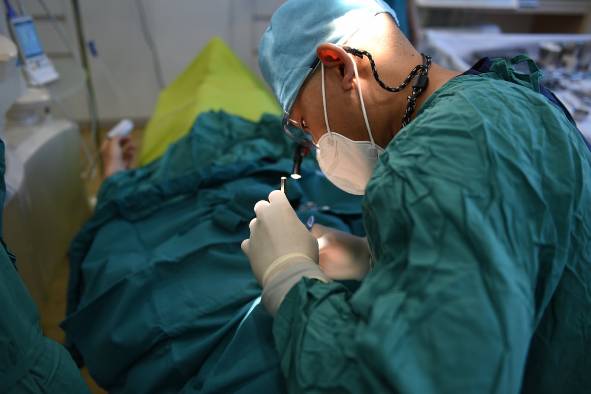 Nha khoa Đà Nẵng Implant có đội ngũ bác sĩ có tay nghề cam kết mang đến ca trồng răng sứ hoàn hảo nhất