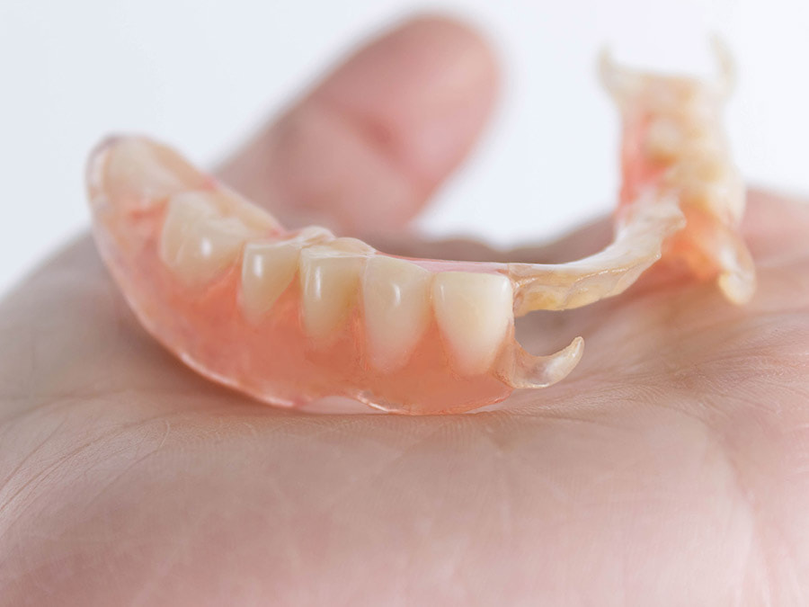 Trồng răng sứ tháo lắp không cần mài răng thật của bệnh nhân và không can thiệp phẫu thuật vào xương hàm nên rất an toàn.