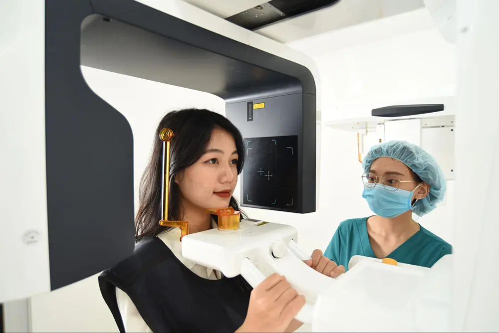 Bệnh nhân chụp X-quang với máy CT Cone Beam
