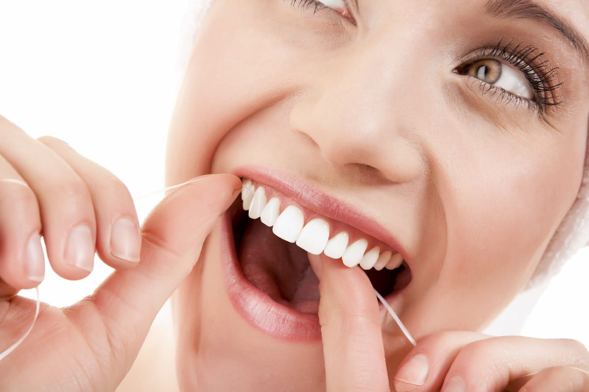 Bạn cần chú ý chăm sóc, vệ sinh răng miệng để có một hàm răng đều, đẹp, khỏe mạnh