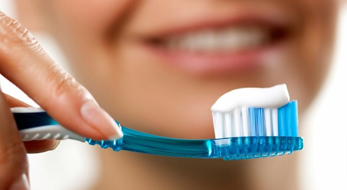 Đánh răng đúng cách sau bữa ăn giúp ngăn ngừa sự hình thành của cao răng