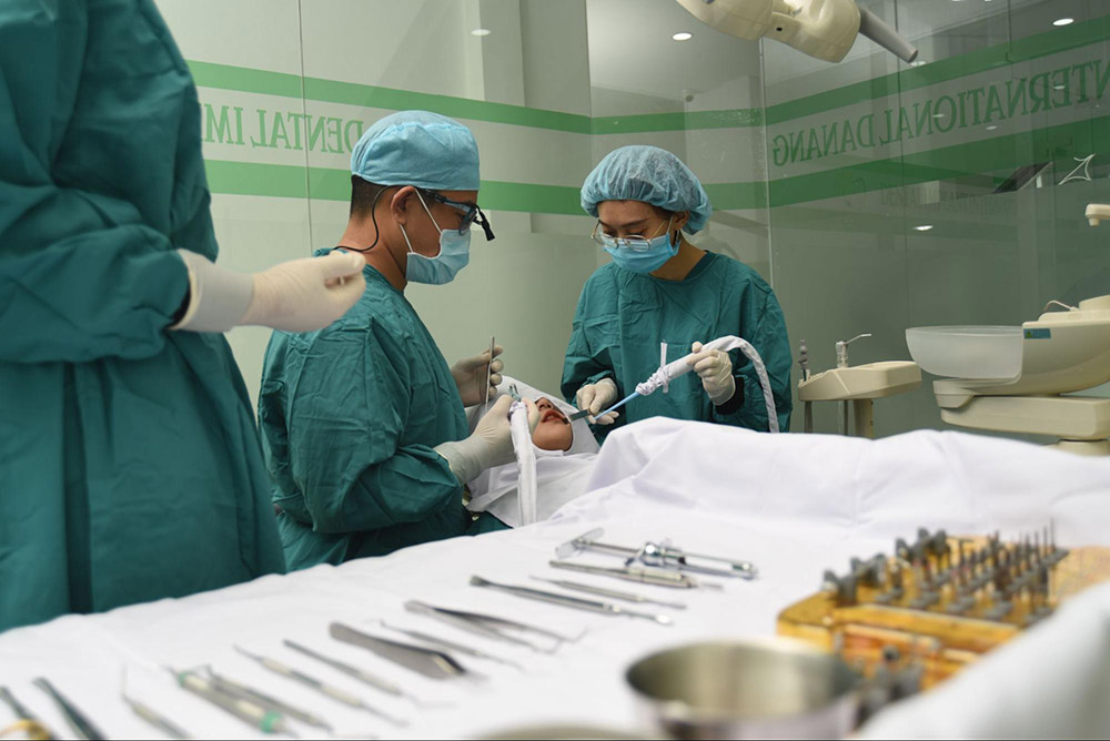 Các tiểu phẫu làm tăng chi phí điều trị cấy ghép implant