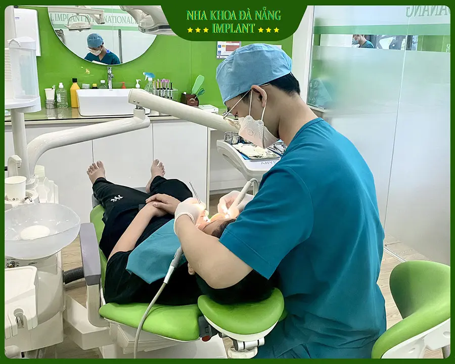 Lấy cao răng với bác sĩ giỏi chuyên môn và máy móc hiện đại tại Nha khoa Đà Nẵng Implant