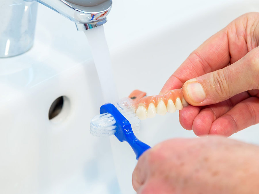 Ưu điểm của trồng răng cửa tháo lắp là khả năng vệ sinh dễ dàng.