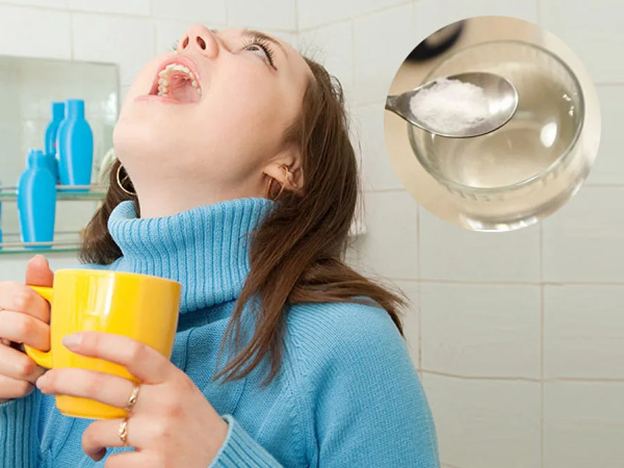Nên súc miệng bằng nước muối sinh lý hay nước muối tự pha?