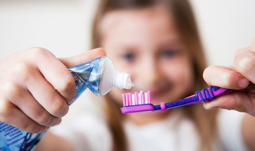 Cách chọn kem đánh răng trẻ em an toàn phụ huynh nên biết