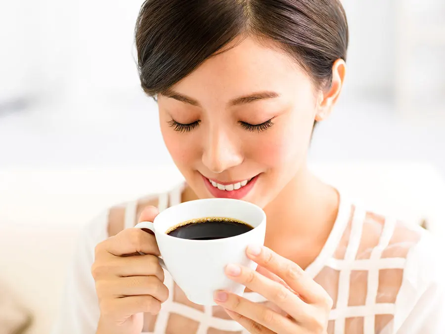 Uống cà phê có thể gây vàng răng. Cà phê có chứa tannin, một loại polyphenol có thể bám vào răng và khiến chúng bị ố vàng