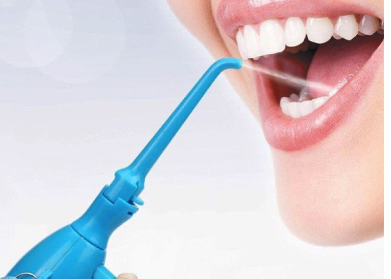 Vì sao bị chảy máu răng khi dùng tăm nước?