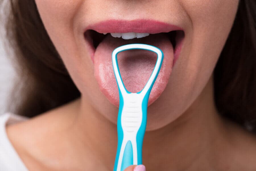 Lưỡi là nơi tích tụ nhiều vi khuẩn gây hôi miệng. Bạn nên cạo lưỡi ít nhất một lần mỗi ngày để loại bỏ lớp mảng bám màu trắng trên lưỡi.