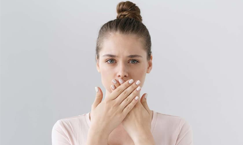 Hôi miệng là tình trạng hơi thở có mùi hôi, xuất phát từ trong khoang miệng. Người bị hôi miệng thường cảm thấy bối rối, mất tự tin khi giao tiếp.