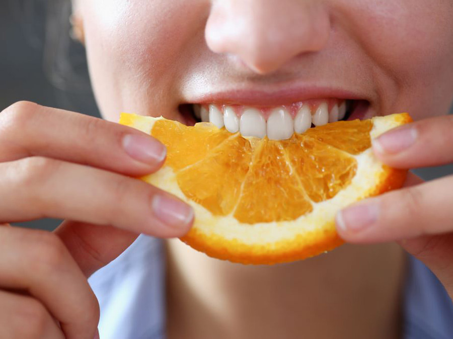 Trong trái cây sẽ có chứa một lượng đường nhất định, có thể gây ra tình trạng sâu răng, tích tụ mảng bám và gây mùi nếu không được vệ sinh sạch sẽ