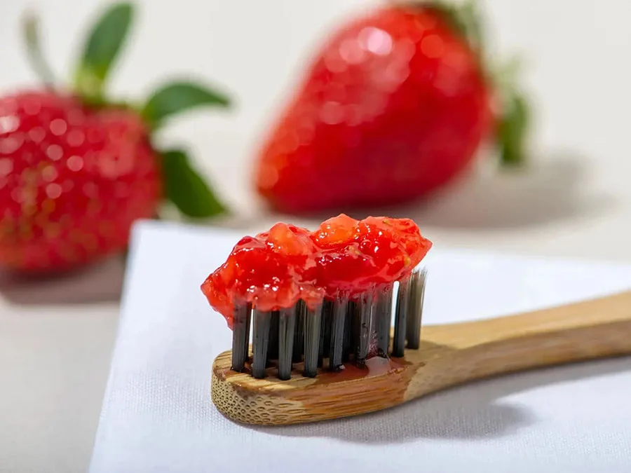 Làm trắng răng bằng cà chua nguyên chất