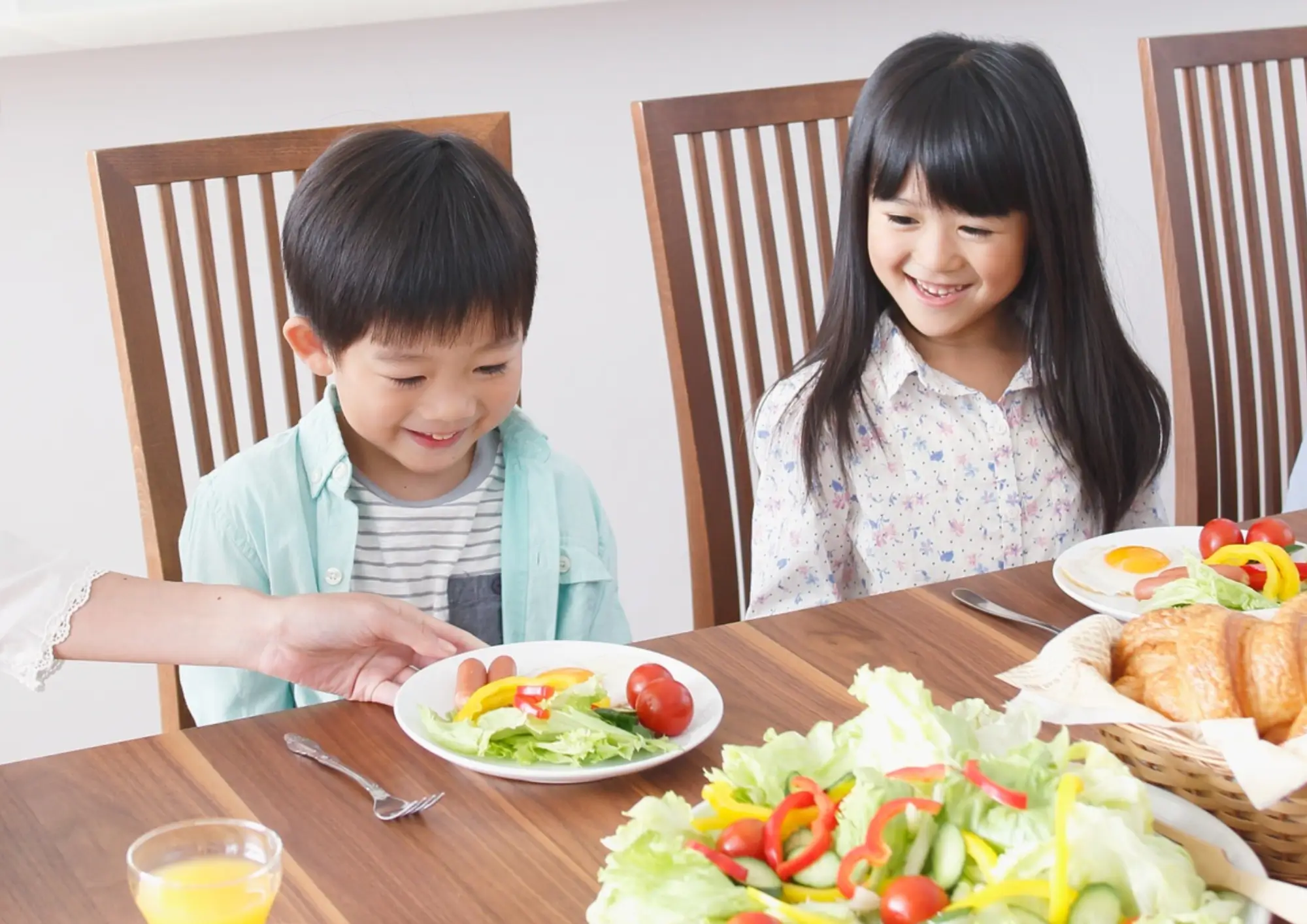 Kinh Nghiệm Chăm Sóc Răng Cho Trẻ Em Đúng Cách - Hướng dẫn từ chuyên gia tại Nha Khoa Đà Nẵng Implant 11 Bổ sung nhiều rau củ quả cho trẻ em