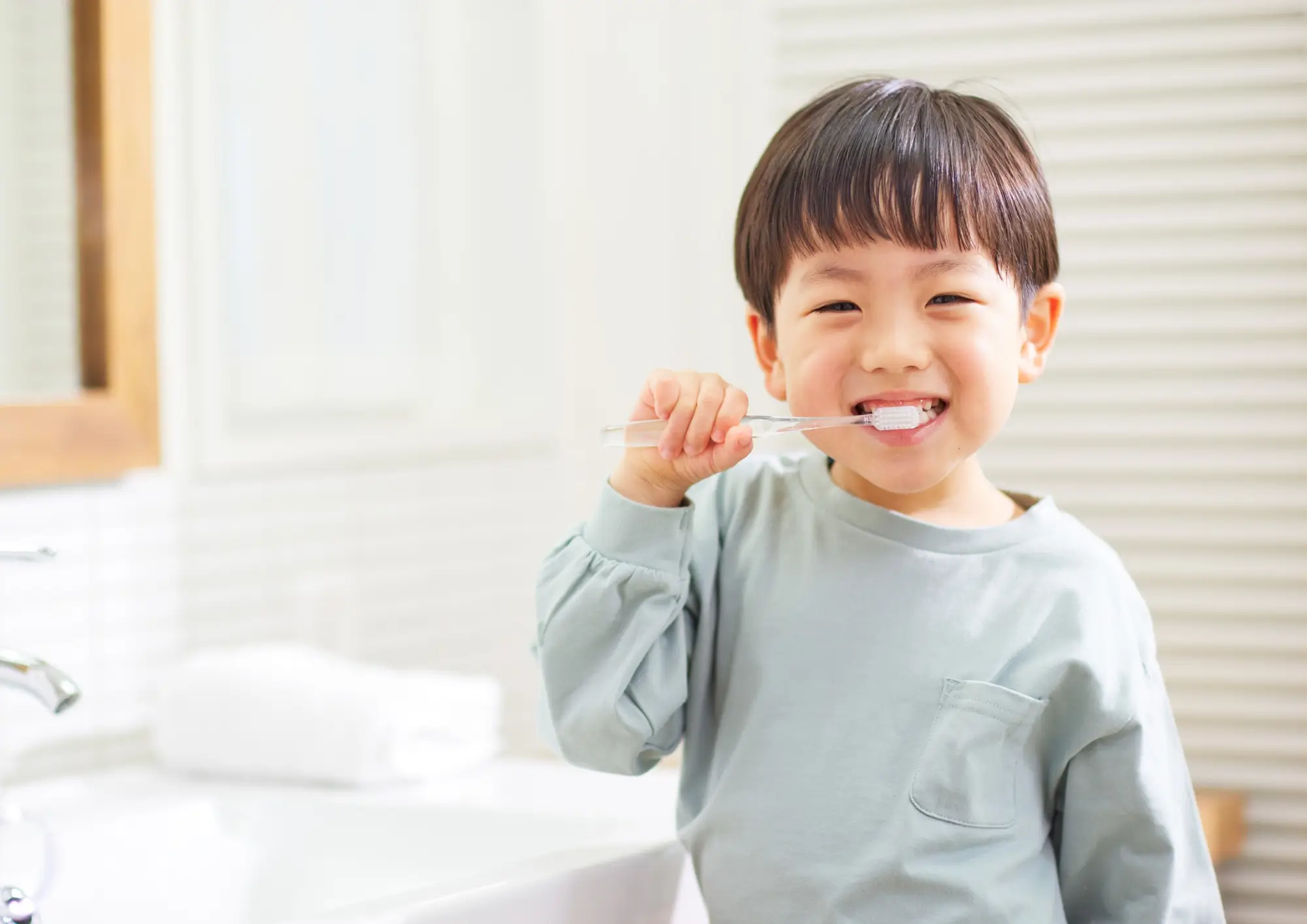 Kinh Nghiệm Chăm Sóc Răng Cho Trẻ Em Đúng Cách - Hướng dẫn từ chuyên gia tại Nha Khoa Đà Nẵng Implant 10 Ba mẹ hướng dẫn trẻ vệ sinh răng miệng