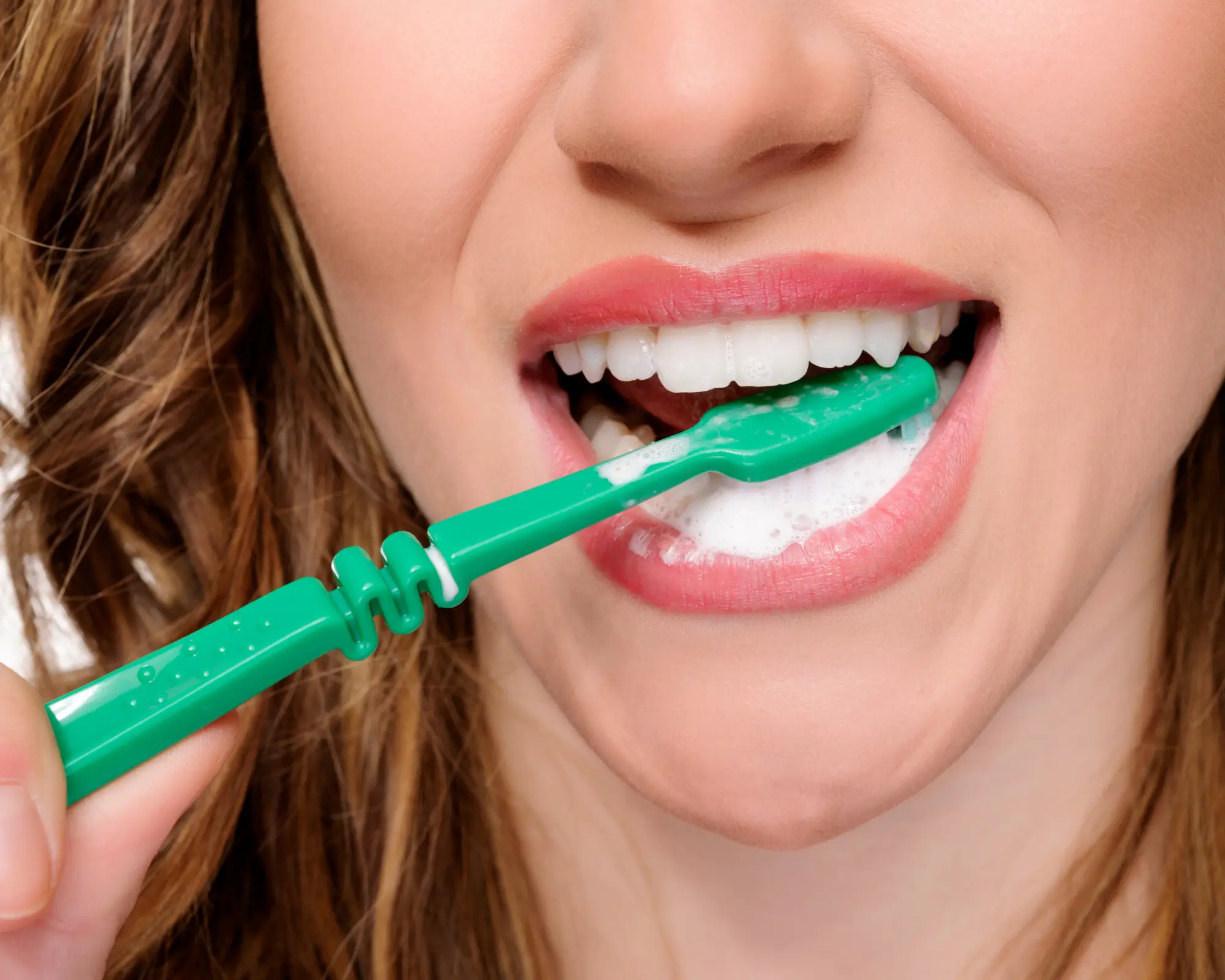 10 тихих привычек, которые ежедневно вредят вашим зубам – предупреждение от Da Nang Implant Dental Clinic