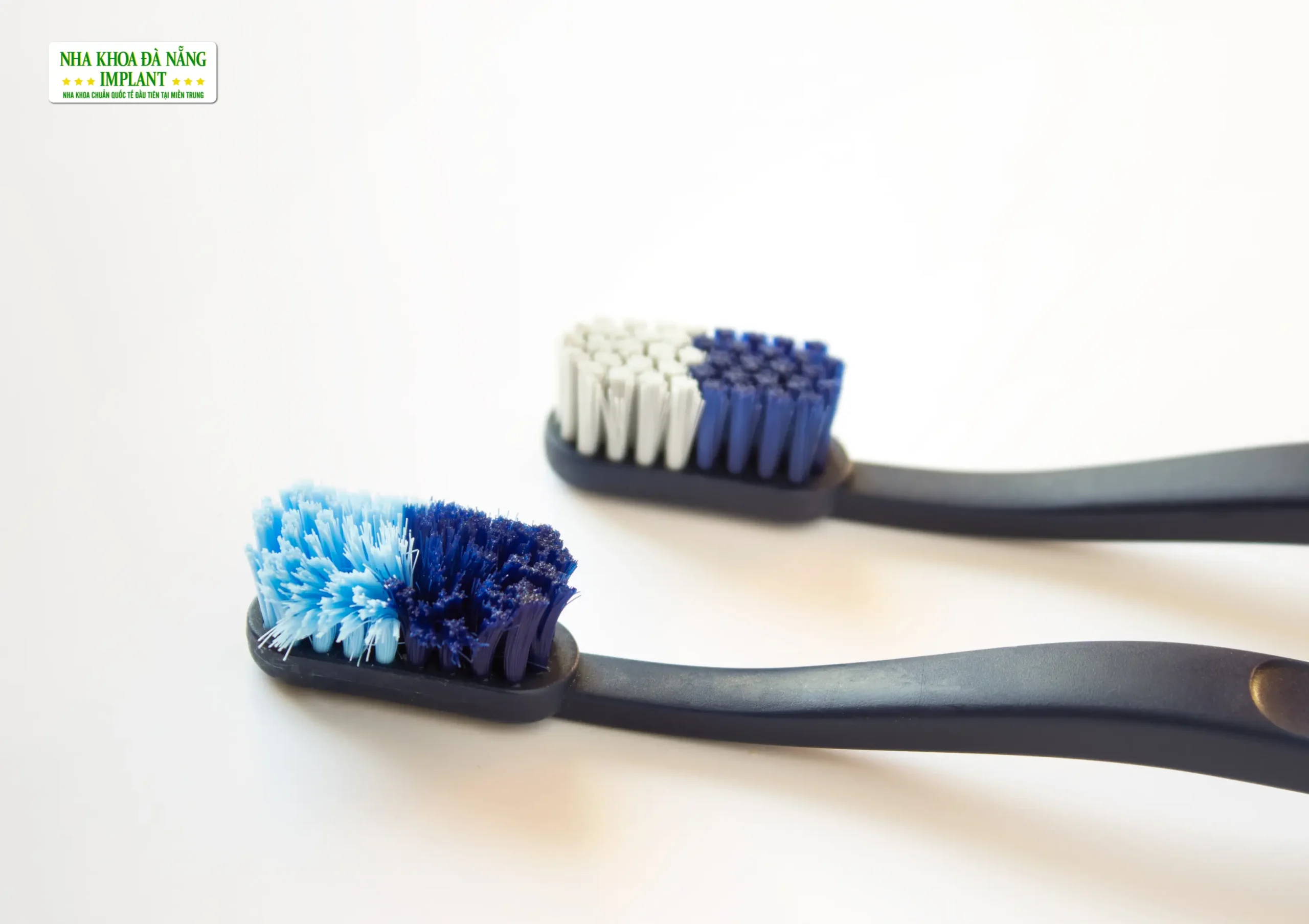 Sử Dụng Bàn Chải Đánh Răng Quá Cứng