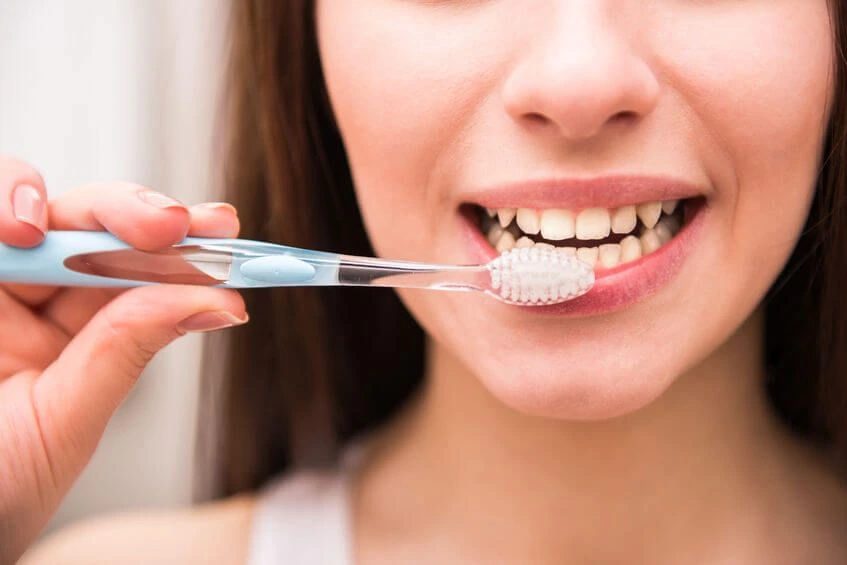 5 Cách Giữ Răng Trắng Sáng Cho Người Thích Uống Cà Phê, Trà 7 Đánh răng đều 2 lần mỗi ngày