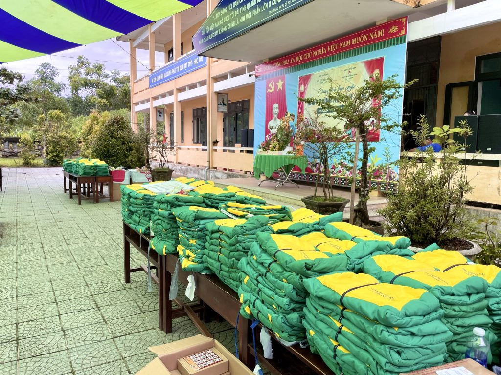 Mỗi phần gồm áo ấm, tập vở, sữa, kem đánh răng, bàn chải đánh răng và bánh kẹo Trung Thu.