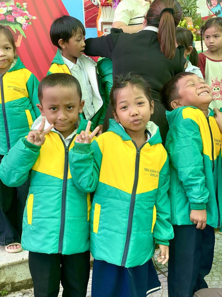 Những chiếc áo ấm gửi gắm sự quan tâm trong những ngày trời trở lạnh