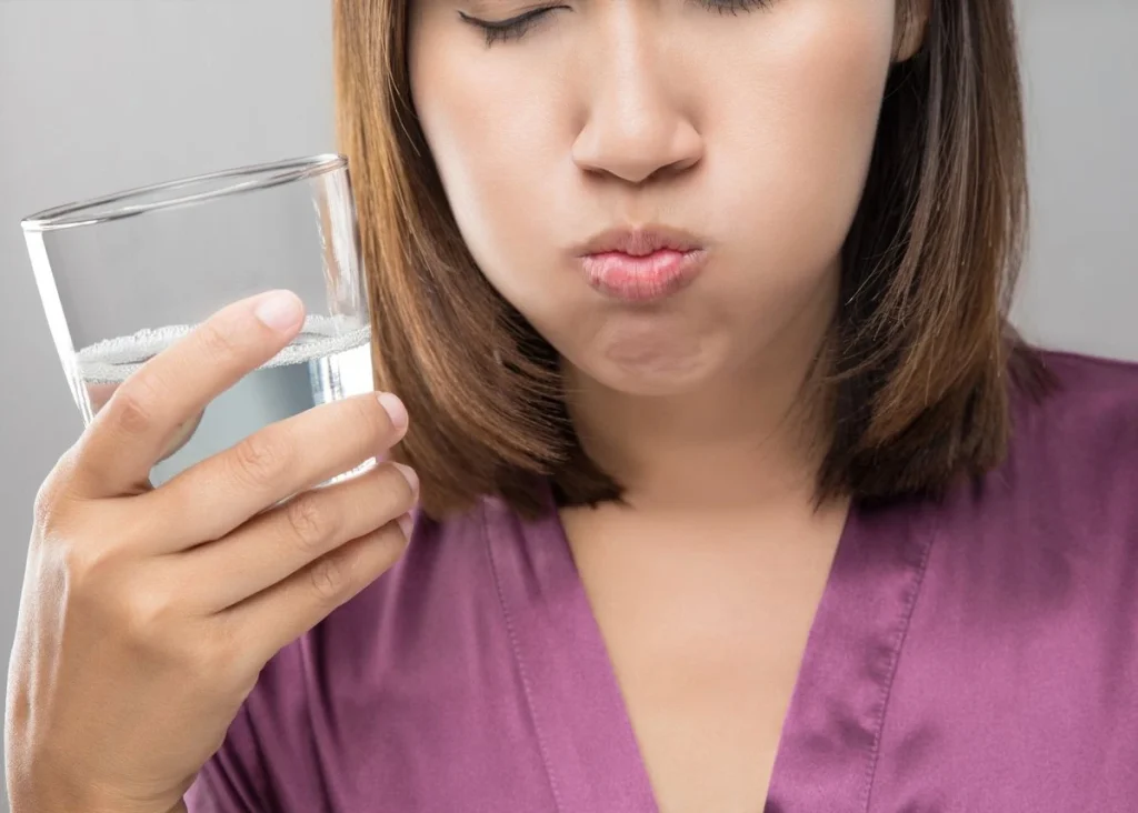 Súc miệng bằng nước sau khi ăn ngọt